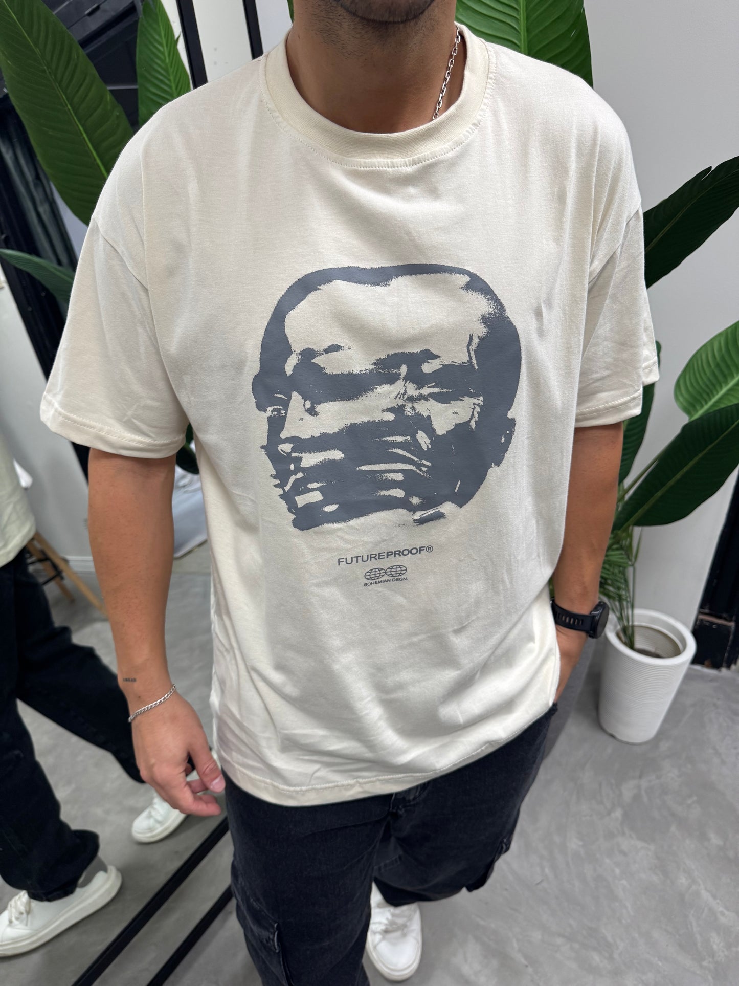 Remera Over Beige Face