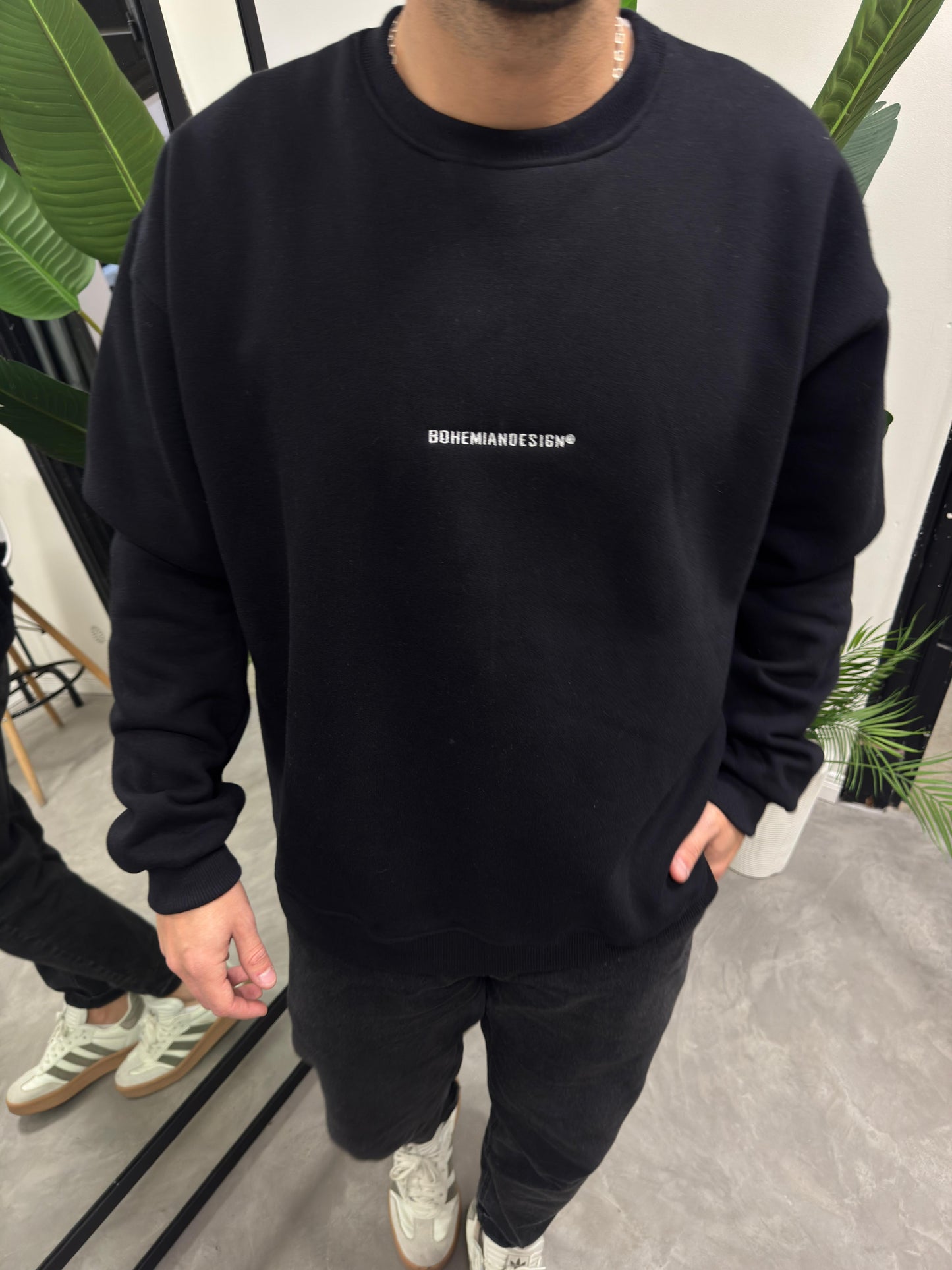 Buzo Over Black Bordado