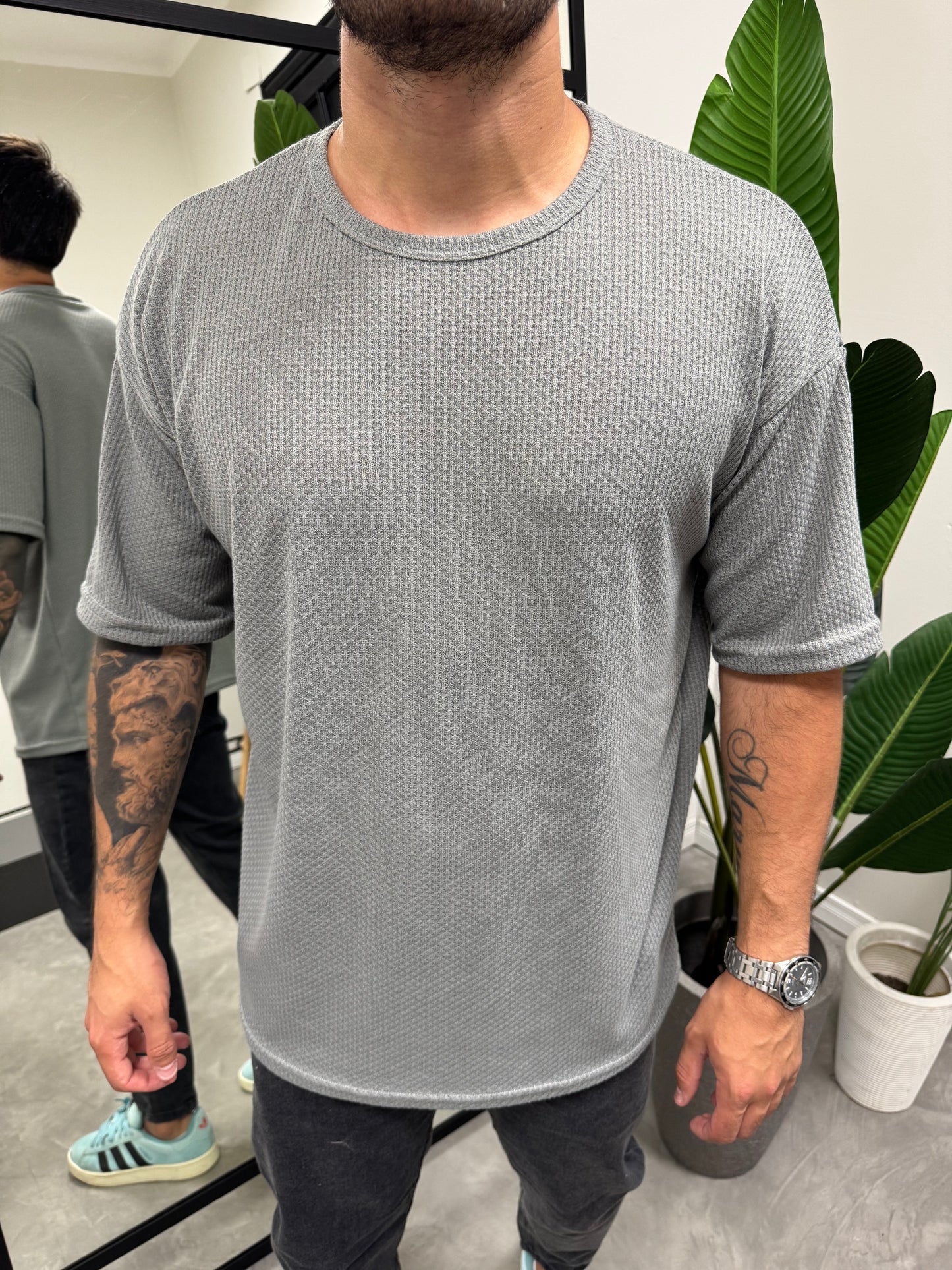 Remera Over Punto Gris Oscuro