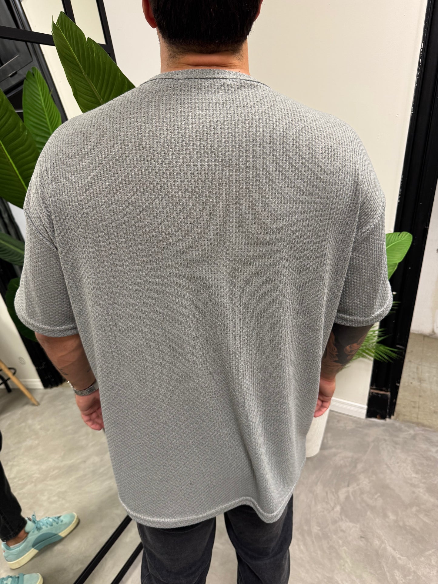 Remera Over Punto Gris Oscuro