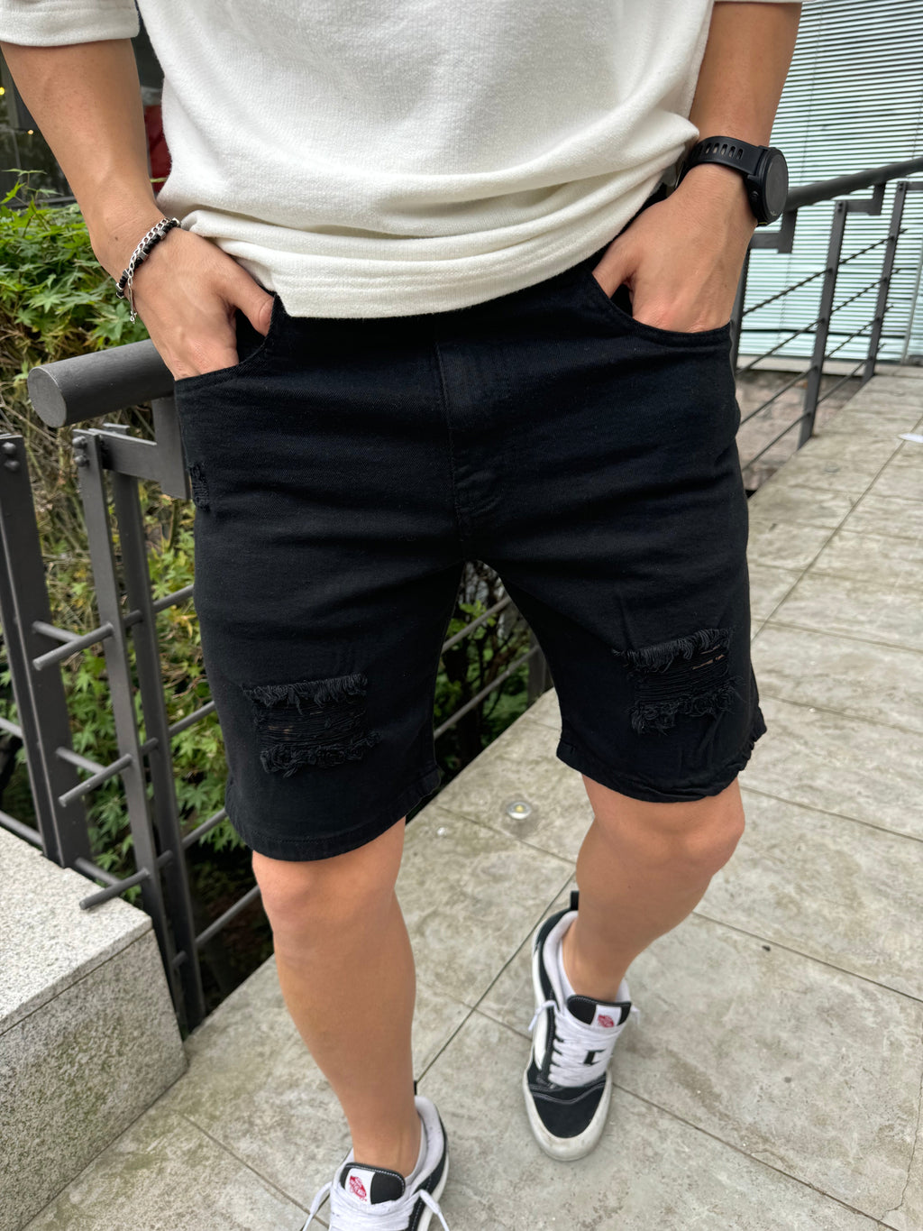 Bermuda Skinny Black con Roturas