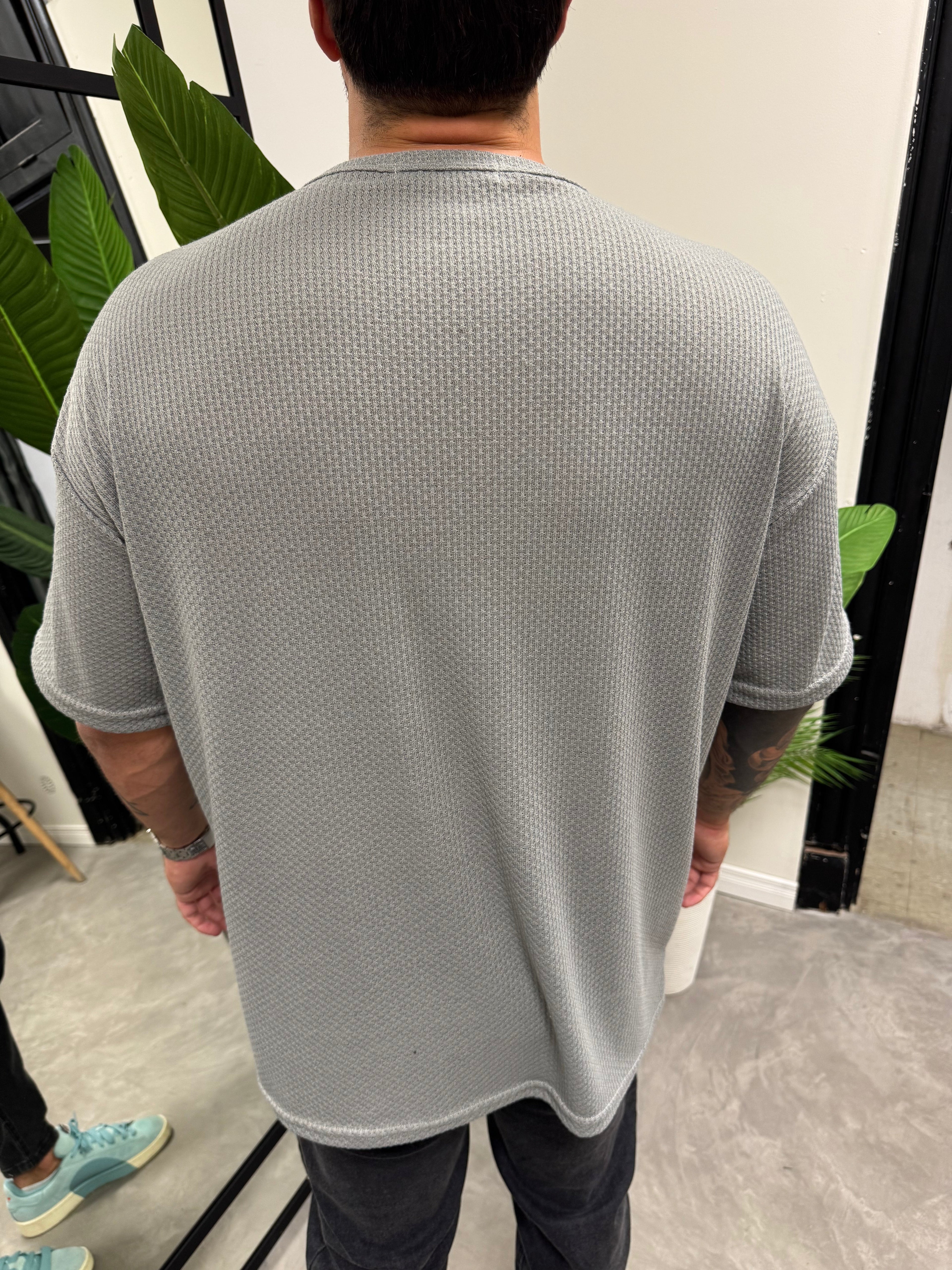 Remera Over Punto Gris Oscuro
