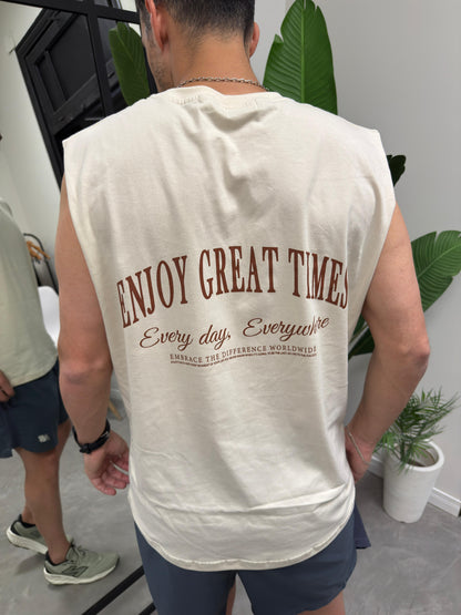 Musculosa Over Beige Enjoy