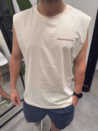 Musculosa Over Beige Waves