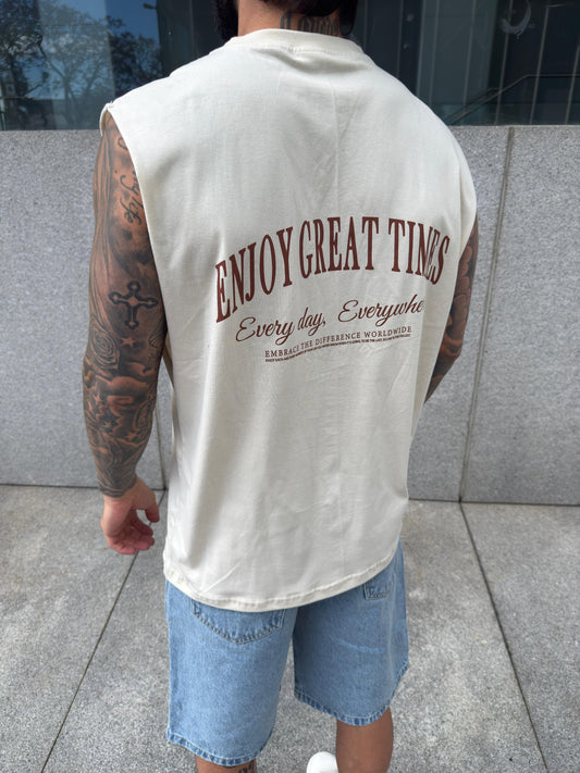 Musculosa Over Beige Enjoy